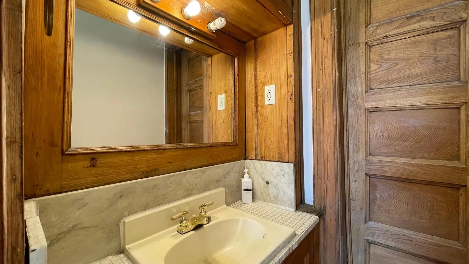 ホームステイ Large Room In Charming Townhouse ニューヨーク 米国